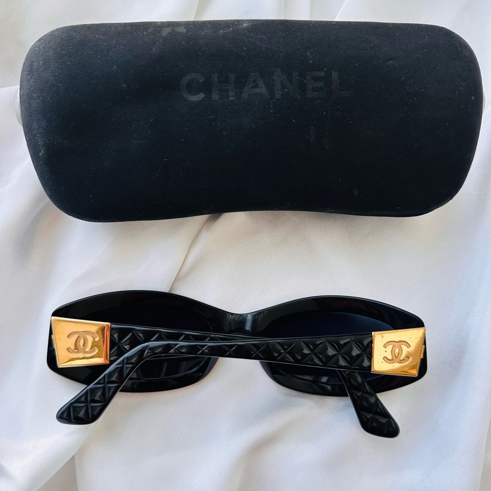 ✨𝑪𝑯𝑨𝑵𝑬𝑳 vintage sunglasses gold CC